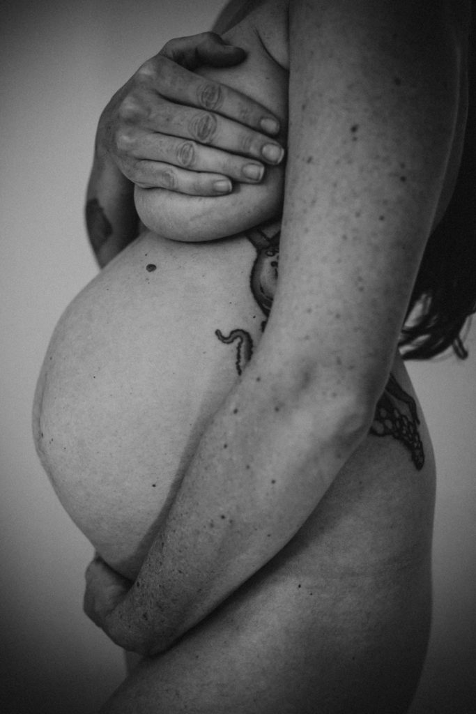 maternity self photos, black and white maternity belly