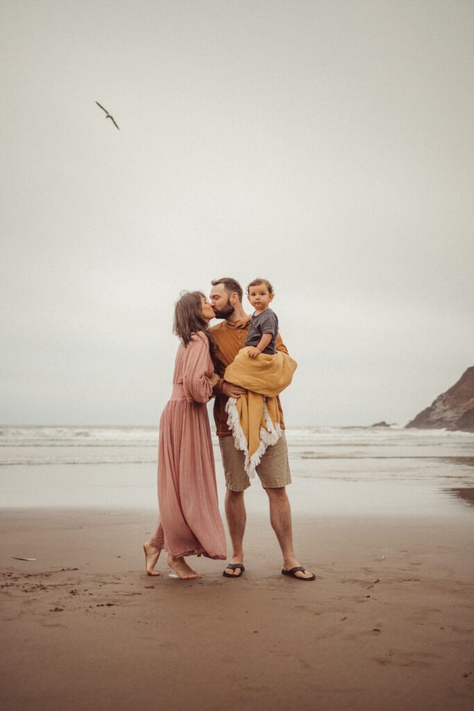 Oregon Coast family photos with Eugene Oregon based photographer Lux Marina Photography offering tips on what to wear for your next session