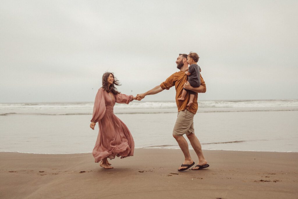 Oregon Coast summer family session with beautifully planned outfits that display the importance of coordinating not matching when planning what to wear for summer family photos