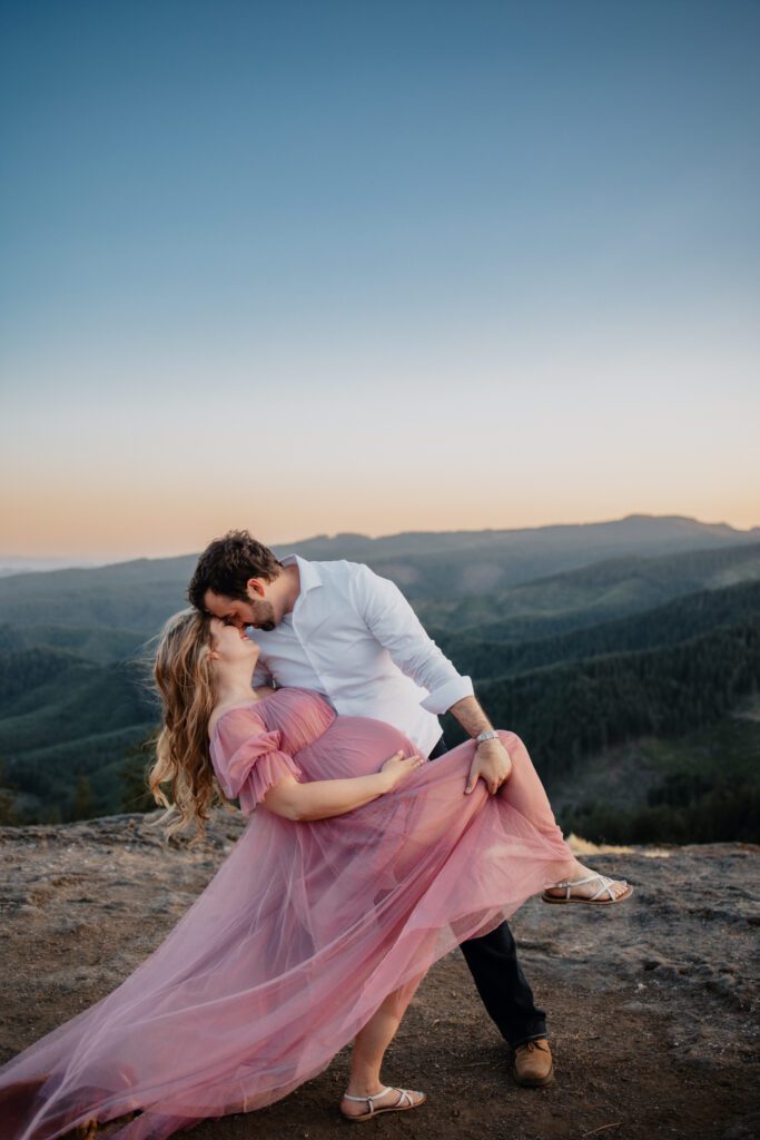 Stunning maternity session at Horse Rock Ridge is one of the best summer photo session locations