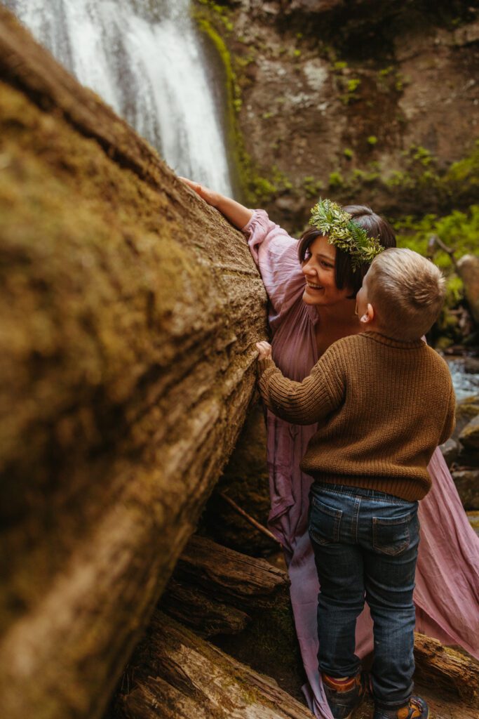 Spirit Falls family photo session with Lux Marina Photography, a Eugene Oregon based photographer sharing top locations for summer photo sessions 