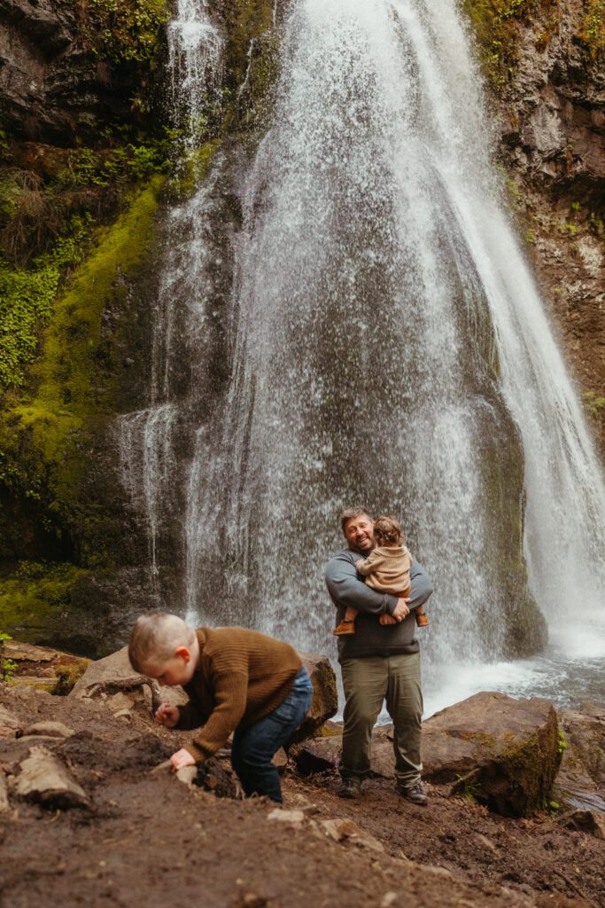 Top locations for summer photo sessions near Eugene, Oregon to make your family portrait session planning as easy and fun as possible